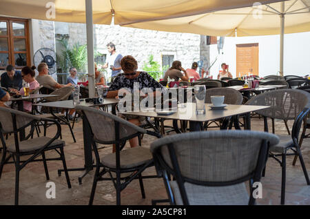 Le Monténégro, Sep 18, 2019 : Les clients assis à la terrasse d'un café dans la vieille ville de Kotor Banque D'Images