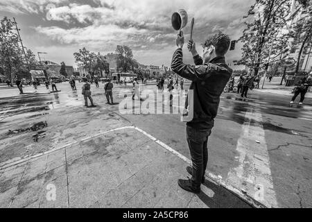 Cocotte et personnes à Santiago. L'armée est sorti dans les rues pour protester contre la dissolution et le pillage. Santiago du Chili 19/10/2019 Banque D'Images