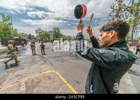 Cocotte et personnes à Santiago. L'armée est sorti dans les rues pour protester contre la dissolution et le pillage. Santiago du Chili 19/10/2019 Banque D'Images