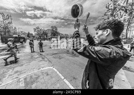 Cocotte et personnes à Santiago. L'armée est sorti dans les rues pour protester contre la dissolution et le pillage. Santiago du Chili 19/10/2019 Banque D'Images