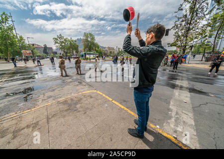 Cocotte et personnes à Santiago. L'armée est sorti dans les rues pour protester contre la dissolution et le pillage. Santiago du Chili 19/10/2019 Banque D'Images