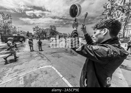 Cocotte et personnes à Santiago. L'armée est sorti dans les rues pour protester contre la dissolution et le pillage. Santiago du Chili 19/10/2019 Banque D'Images