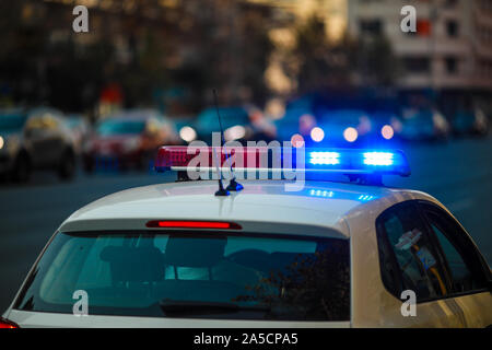 Détails avec le feux rouge et bleu sur le dessus de la sirène d'une voiture de police Banque D'Images