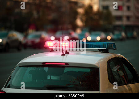 Détails avec le feux rouge et bleu sur le dessus de la sirène d'une voiture de police Banque D'Images