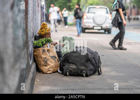 Indifférent sans-abri à Santiago du Chili au cours des émeutes de rues du centre-ville. Santiago du Chili 19/10/2019 Banque D'Images