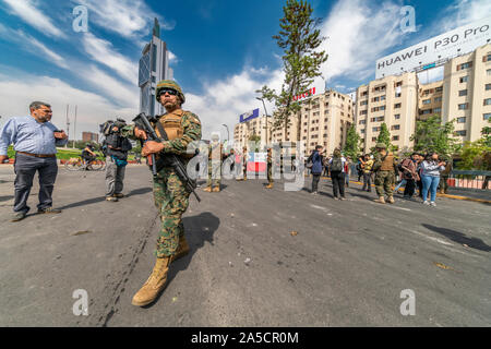 Des soldats dans les rues de Santiago. Émeutes à Santiago de Chile centre-ville. L'armée est sortie dans la rue pour dissoudre le mouvement 'Esquive' manifestations Banque D'Images