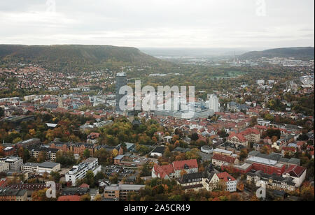 Jena, Allemagne. 17 Oct, 2019. Vue depuis le landgrave de Jena dans la vallée de la Saale (photo prise avec un drone). Credit : Bodo Schackow Zentralbild-/dpa/ZB/dpa/Alamy Live News Banque D'Images