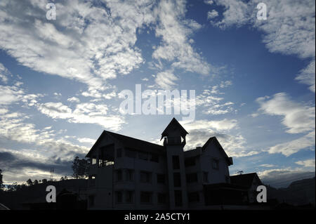 Munnar Kerala Inde Asie du Sud-est; novembre 2017 : Silhouette magnifique paysage Altocumulus est un nuage dramatique de moyenne altitude; maison en premier plan Banque D'Images