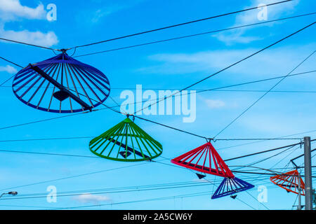 Des lampadaires de métal coloré chapeaux coniques hommage à la culture vietnamienne à Victoria Street Richmond Melbourne Victoria en Australie. Banque D'Images