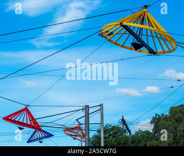 Des lampadaires de métal coloré chapeaux coniques hommage à la culture vietnamienne à Victoria Street Richmond Melbourne Victoria en Australie. Banque D'Images