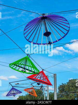 Des lampadaires de métal coloré chapeaux coniques hommage à la culture vietnamienne à Victoria Street Richmond Melbourne Victoria en Australie. Banque D'Images