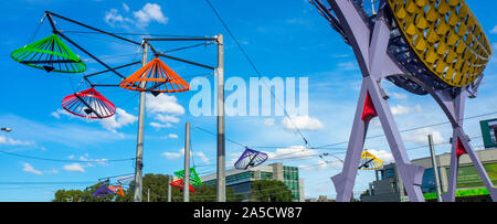 Des lampadaires de métal coloré chapeaux coniques hommage à la culture vietnamienne à Victoria Street Richmond Melbourne Victoria en Australie. Banque D'Images