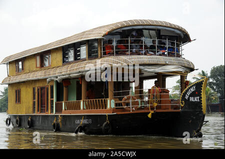 Alappuzha ou Alleppey, kerala, inde - Asie du Sud-est; novembre 2017 : touristes en péniche flottant sur les eaux de fond de l'État du Kerala Banque D'Images