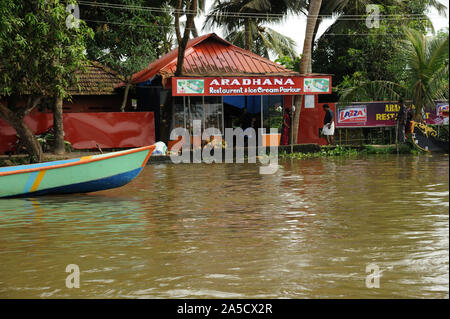 Alappuzha ou Alleppey, kerala, inde - Asie du Sud-est; novembre 2017 : touristes en péniche flottant sur les eaux de fond de l'État du Kerala Banque D'Images