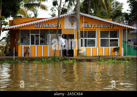 Allapuzha ou d'Alleppey, Kerala, Inde - Asie du sud-est ; 2017 Sivakash Novembre : restaurant dans les bras morts dans un village rural. Banque D'Images