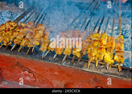 Les viandes d'agneau épicées sont en vente sur la route de la soie, Turpan. Xinjiang Est, Chine. Banque D'Images