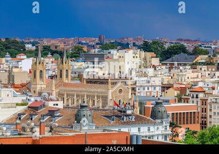 Madrid, Espagne - juin 4, 2017 : Vue aérienne de la ville de Madrid à l'hôtel Ritz et San Jeronimo el Real les toits de l'église catholique romaine Banque D'Images