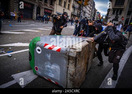 Barcelone, Espagne. 18 Oct, 2019. Les protestataires pousser une barricade pendant la manifestation.Cinquième journée de protestation après l'annonce de l'emprisonnement par la Cour suprême d'Espagne qui condamne les dirigeants catalans et les politiciens à de longues peines de prison. Credit : SOPA/Alamy Images Limited Live News Banque D'Images