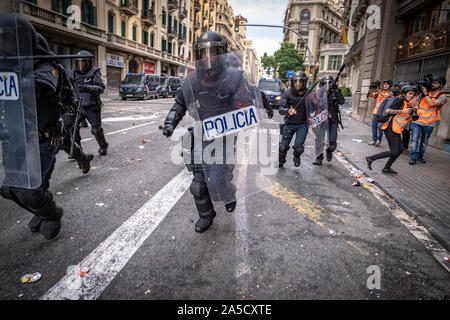 Barcelone, Espagne. 18 Oct, 2019. Policiers disperser des manifestants pendant la manifestation.Cinquième journée de protestation après l'annonce de l'emprisonnement par la Cour suprême d'Espagne qui condamne les dirigeants catalans et les politiciens à de longues peines de prison. Credit : SOPA/Alamy Images Limited Live News Banque D'Images