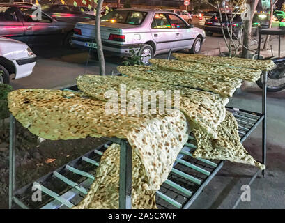 Le boulanger iranien a présenté un grand Naan frais aux clients, Hamedan, Iran. 20 Avril 2017. Banque D'Images