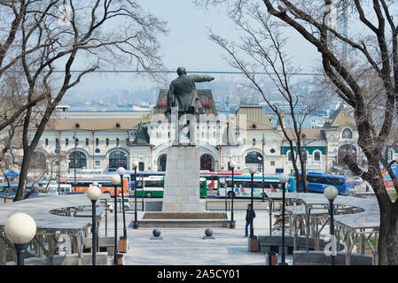 Statue de Lénine devant la gare de Vladivostok, en Russie. 26 jan 2015. Banque D'Images