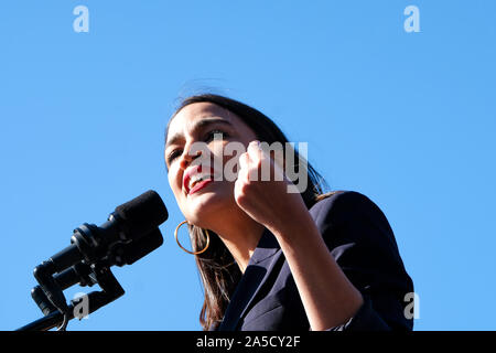 Queens, United States. 19 Oct, 2019. Alexandria Ocasio Cortez assiste à Bernie Sanders événement dans le Queens, New York. Credit : SOPA/Alamy Images Limited Live News Banque D'Images