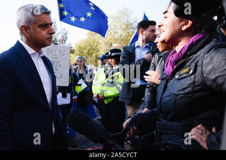 Maire de Londres Sadiq Khan d'être interviewé à Park Lane pendant la manifestation.Une masse "Ensemble pour le dernier mot' mars, organisée par le vote du peuple 'Campagne' pour un second référendum Brexit. La crise politique plus Brexit a une fois de plus atteint son paroxysme que le Royaume-Uni au 31 octobre date de départ de l'UE se rapproche, avec les députés et le public aussi divisé que jamais sur la question. Les militants de la soi-disant vote du peuple, ou "dernier mot" référendum, font valoir que le genre d'Brexit sur l'offre de Boris Johnson s'est écarté du gouvernement jusqu'à présent de promesses faites par lui et d'autres 'Quitter' annonce Banque D'Images