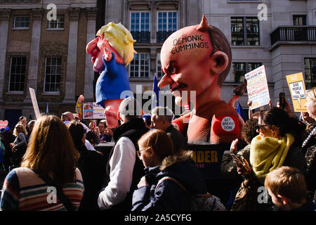 Une effigie du Premier ministre britannique, Boris Johnson étant utilisé comme une marionnette par conseiller principal Dominic Cummings est déplacé le long de St James's Street pendant la manifestation.Une masse "Ensemble pour le dernier mot' mars, organisée par le vote du peuple 'Campagne' pour un second référendum Brexit. La crise politique plus Brexit a une fois de plus atteint son paroxysme que le Royaume-Uni au 31 octobre date de départ de l'UE se rapproche, avec les députés et le public aussi divisé que jamais sur la question. Les militants de la soi-disant vote du peuple, ou "dernier mot" référendum, font valoir que le genre d'Brexit sur l'offre de Boris Banque D'Images