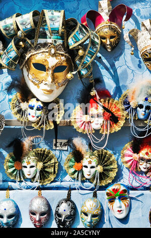 Les masques vénitiens sont exposés à la vente à Venise, Italie. Banque D'Images