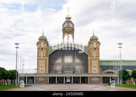 Prague, République tchèque - 16 août 2019 : Tour du Palais Indurstrial dans Praha Holesovice Vystaviste,. Le Palais Industriel - en tchèque Prumyslovy Banque D'Images