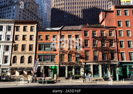 19ème siècle les bâtiments de faible hauteur de la Fraunces Tavern Block Historic District à Manhattan, New York City Banque D'Images