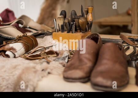 Shoemaker Bureau avec ensemble d'outils, de matériel de premier plan et de chaussures background, selective focus Banque D'Images