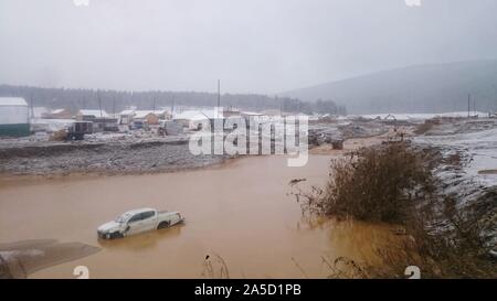 (191020) -- BEIJING, 20 octobre 2019 (Xinhua) -- une mine d'or est inondée après un barrage s'est effondré dans le Kuraginsky district de la région de Krasnoïarsk, le 19 octobre 2019. Le nombre de morts est passé à 15 après le barrage s'est effondré, les médias locaux ont rapporté samedi. RIA Novosti (via AFP) Banque D'Images