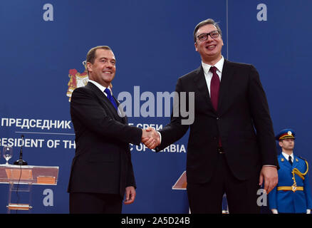 Belgrade, Serbie. 19 Oct, 2019. Le Premier ministre russe Dmitri Medvedev (L), serre la main du Président serbe Aleksandar Vucic au cours d'une conférence de presse à Belgrade, Serbie, Octobre 19, 2019. La Russie continuera d'élaborer des projets d'infrastructure et de l'énergie avec la Serbie, Dmitri Medvedev a déclaré aux journalistes ici le samedi, soulignant l'importance de l'approfondissement des liens économiques bilatéraux. Credit : Predrag Milosavljevic/Xinhua/Alamy Live News Banque D'Images