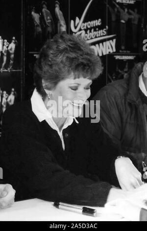 Portraits de célébrités du 1989 Broadway Cares/Equity Fights AIDS Brocante tenue à Shubert Alley. Avec : Jessica Walter Où : New York, New York, United States Quand : 30 Sep 1989 Crédit : Joseph Marzullo/WENN.com Banque D'Images