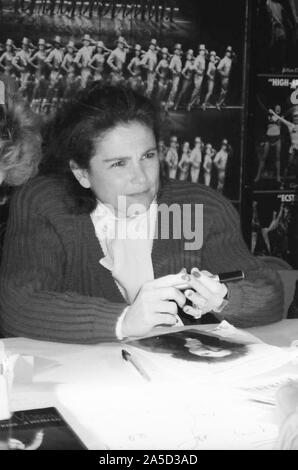 Portraits de célébrités du 1989 Broadway Cares/Equity Fights AIDS Brocante tenue à Shubert Alley. Comprend : Tovah Feldshuh Où : New York, New York, United States Quand : 30 Sep 1989 Crédit : Joseph Marzullo/WENN.com Banque D'Images