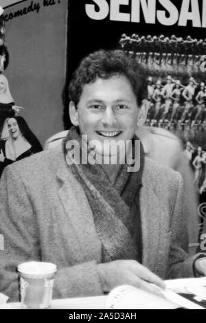 Portraits de célébrités du 1989 Broadway Cares/Equity Fights AIDS Brocante tenue à Shubert Alley. Avec : Victor Garber Où : New York, New York, United States Quand : 30 Sep 1989 Crédit : Joseph Marzullo/WENN.com Banque D'Images