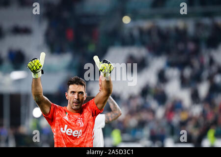 Turin, Italie. 19 Oct, 2019. Gianluigi Buffon de la Juventus au cours de la Serie A match entre la Juventus et Bologne au Juventus Stadium, Turin, Italie le 19 octobre 2019. Photo par Fabrizio Carabelli. Usage éditorial uniquement, licence requise pour un usage commercial. Aucune utilisation de pari, de jeux ou d'un seul club/ligue/dvd publications. Credit : UK Sports Photos Ltd/Alamy Live News Banque D'Images