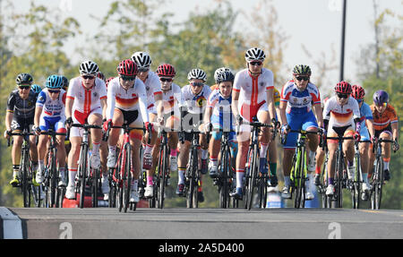 Wuhan, province du Hubei en Chine. 20 Oct, 2019. Les athlètes s'affrontent au cours de l'équipe féminine en finale de la course sur route lors de la 7e Jeux Mondiaux Militaires du CISM à Wuhan, capitale de la province du Hubei en Chine centrale, 20 octobre 2019. Crédit : Li Ga/Xinhua/Alamy Live News Banque D'Images