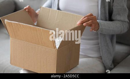 Close up portrait young woman holding sans emballage en carton. Banque D'Images