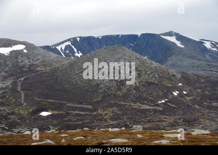 Meikle Pap et le Montagne écossais Munro Lochnagar du Conachcraig Corbett Glen Muick, Parc National de Cairngorms, Highlands, en Écosse. Banque D'Images