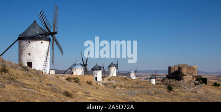 Les moulins à vent et château de Consuegra dans la région de Castille-La Manche du centre de l'Espagne. Banque D'Images