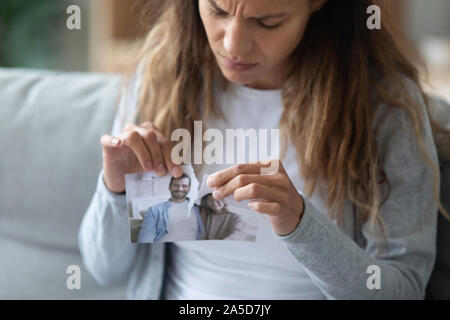 Déchirure avec photo fille souligné petit ami ou mari de moitié. Banque D'Images