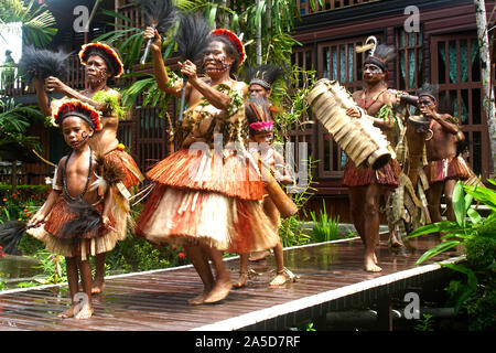 Groupe de danse vêtements traditionnels des femmes, hommes et enfants sur le chemin de la scène Banque D'Images