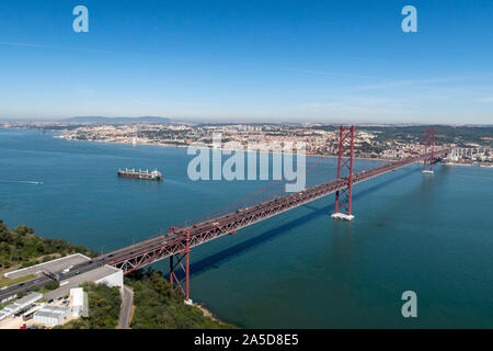 Vue aérienne du pont 25 de Abril sur la rivière Tejo entre Almada et Lisbonne, Portugal, Europe Banque D'Images