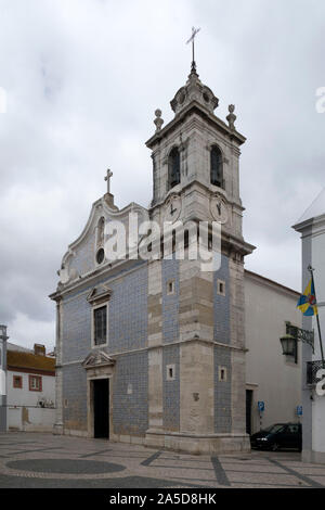 Église d'Igreja de Nossa senhora da Conceição façade avec tuiles bleues traditionnelles portugaises azulejos, Seixal, Portugal, Europe Banque D'Images