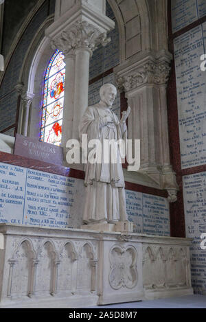 Statue de Saint François Xavier à l'intérieur de la basilique notre-Dame du Rosaire à Lourdes, France, Europe Banque D'Images