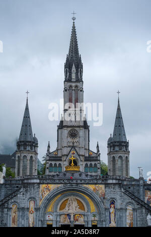 La Basilique Du Rosaire À Lourdes, France Banque D'Images