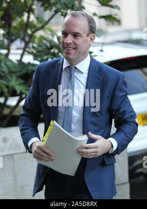 Londres, Royaume-Uni. 20 octobre 2019. Stephen Barclay Secrétaire d'État à la sortie de l'Union européenne vu arriver aux studios de la BBC à Londres crédit: Banque D'Images