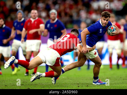 France's Damian Penaud (à droite) est abordé par Wales' Owen Watkin durant la Coupe du Monde de Rugby 2019 match de quart de finale à Oita Stadium. Banque D'Images